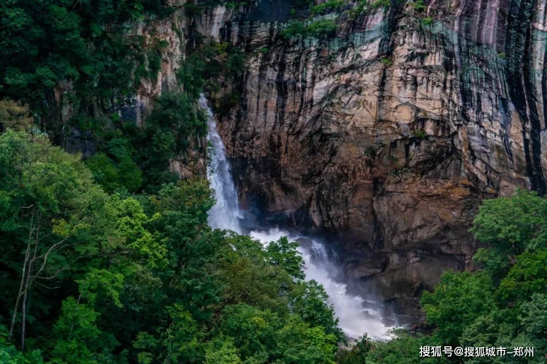 大雪纷飞 女子展示民间绝技独竹漂,仿佛古代女侠